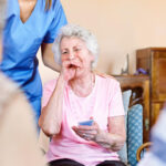 Animatrice en EHPAD : un rôle clé pour le bien-être des seniors en maison de retraite