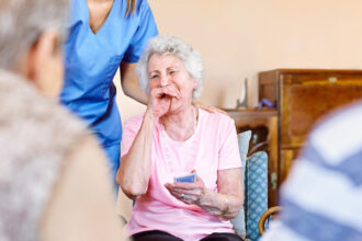 Animatrice en EHPAD : un rôle clé pour le bien-être des seniors en maison de retraite