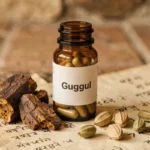 Complément alimentaire ayurvédique Guggul en capsules avec résine séchée et plantes sur surface en bois rustique