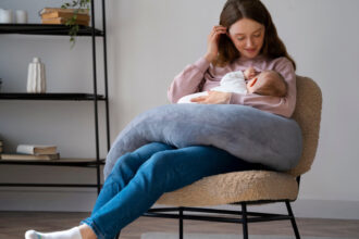 Coussin d'allaitement : un accessoire santé, pas juste un confort