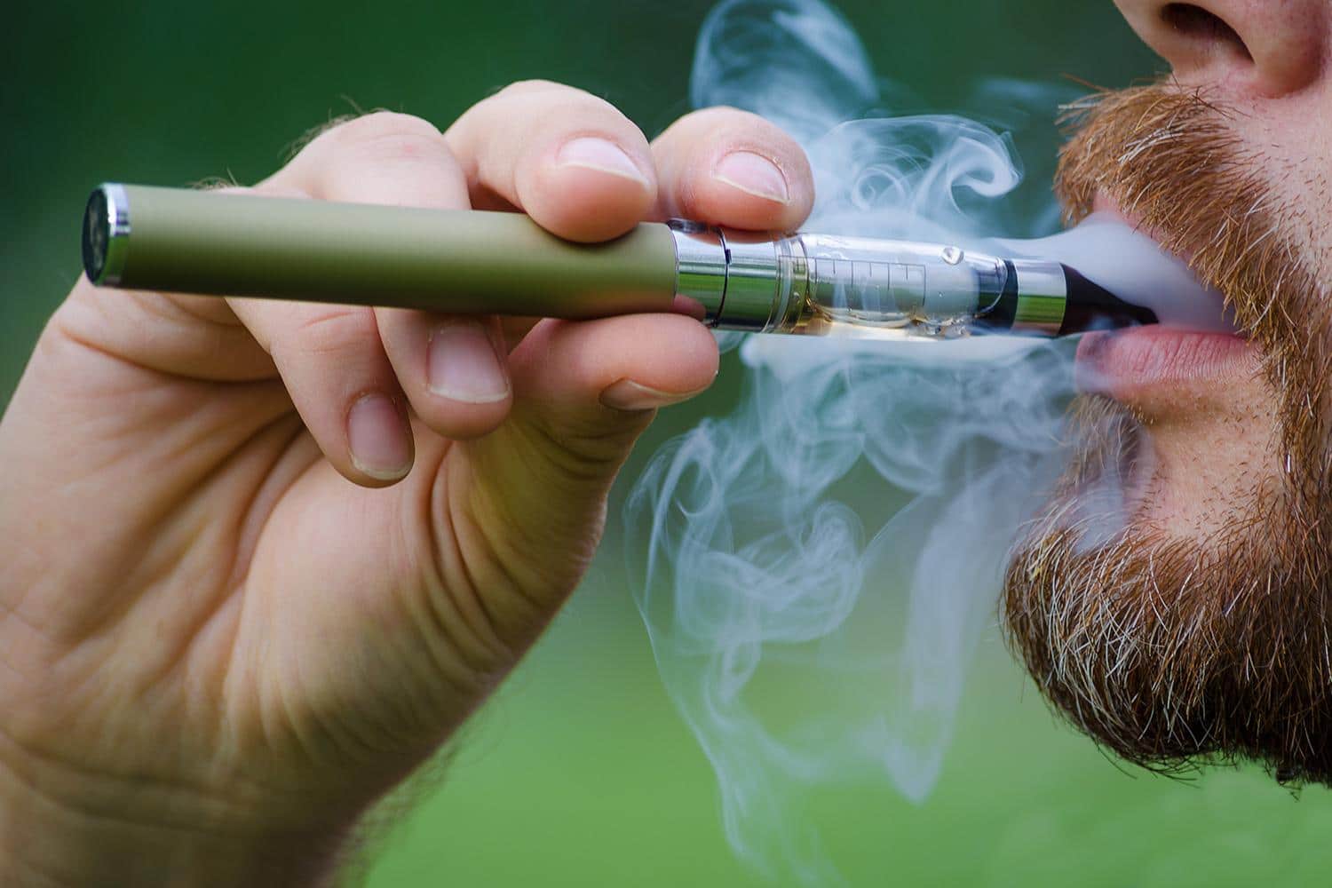 E-cigarette moderne sur une table en bois