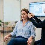 Femme en test auditif dans une clinique moderne