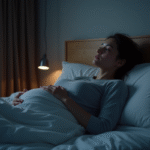 Femme enceinte allongée dans son lit la nuit en réflexion