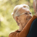 Maintien à domicile des seniors : quelles solutions et quelles aides existent vraiment ?