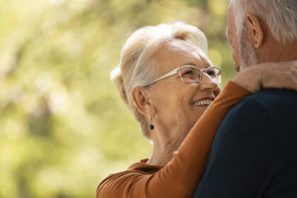 Maintien à domicile des seniors : quelles solutions et quelles aides existent vraiment ?