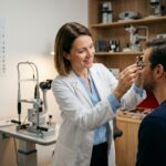 Opticienne examinant la vue d'un patient dans un cabinet ophtalmologique moderne avec instruments optiques