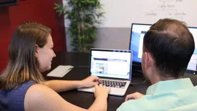 Un opérateur vous renseigne sur le service client